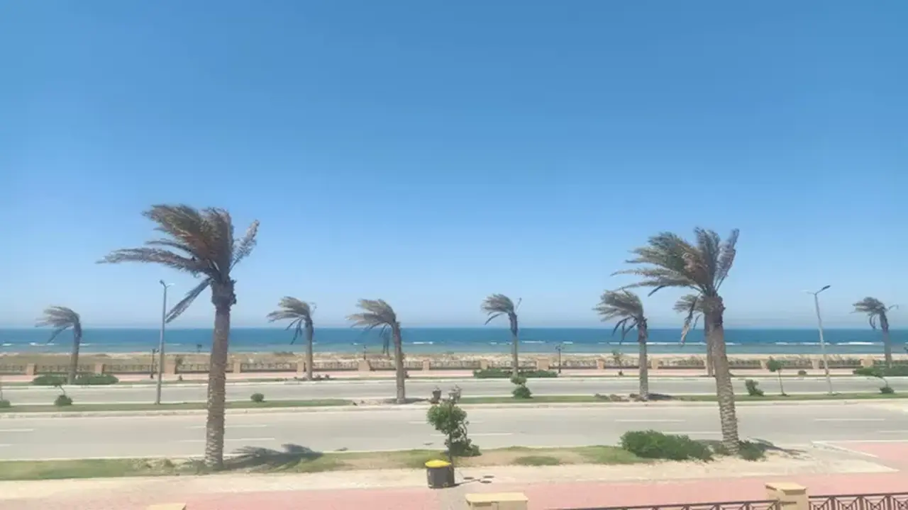أجواء حارة ورياح محملة بالأتربة تسيطر على طقس يوم الجمعة المقبل